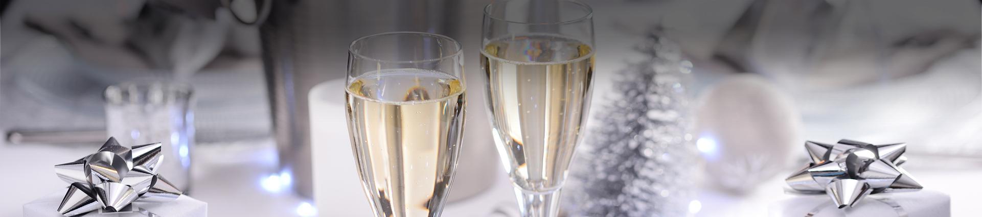 dwa kieliszki szampana
